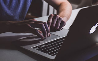 开云体育在线-RNG险胜TSM，Faker团战一打五入围赛2:0