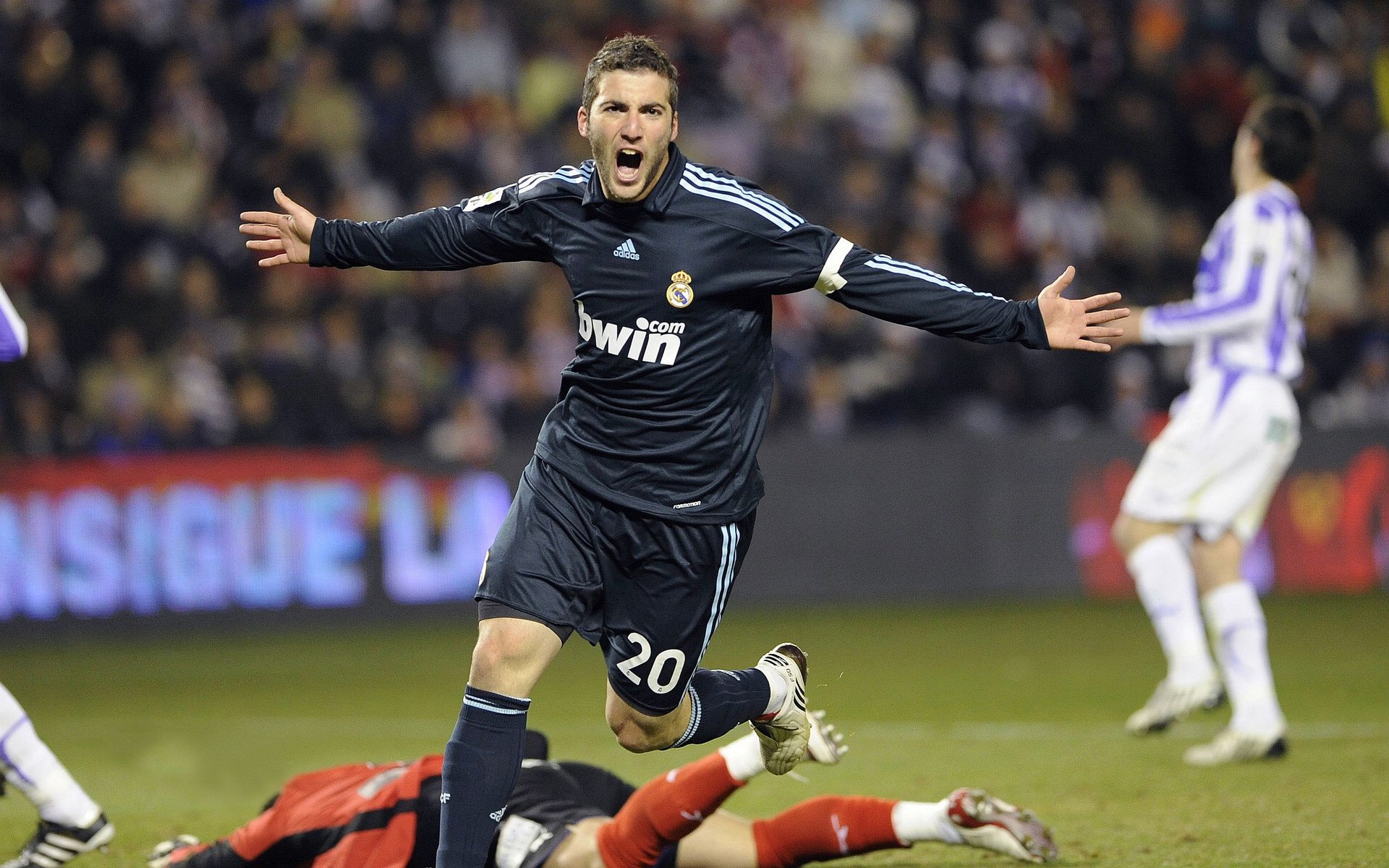 狼王咆哮五棵松，爱德华兹的40分如何瓦解北京队的钢铁防线